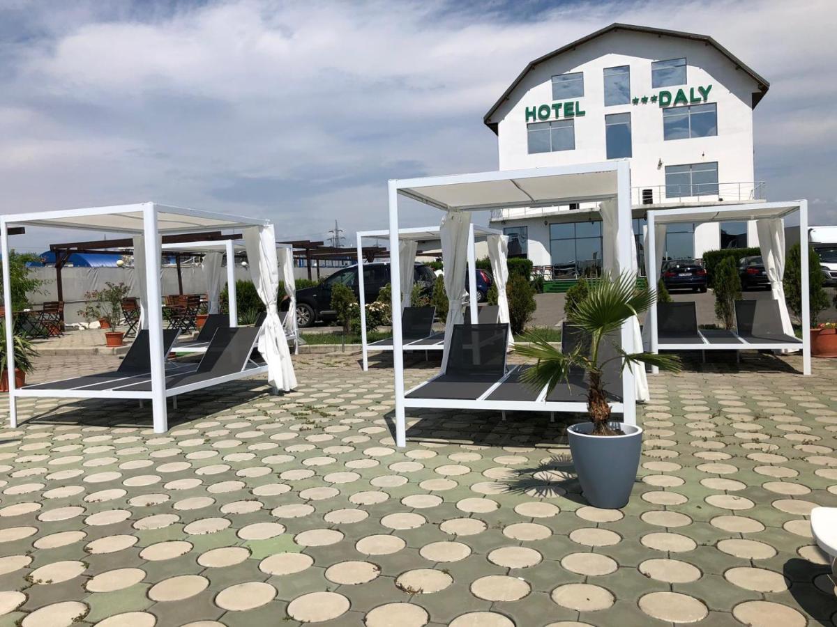 Hotel Daly Ploieşti Kültér fotó