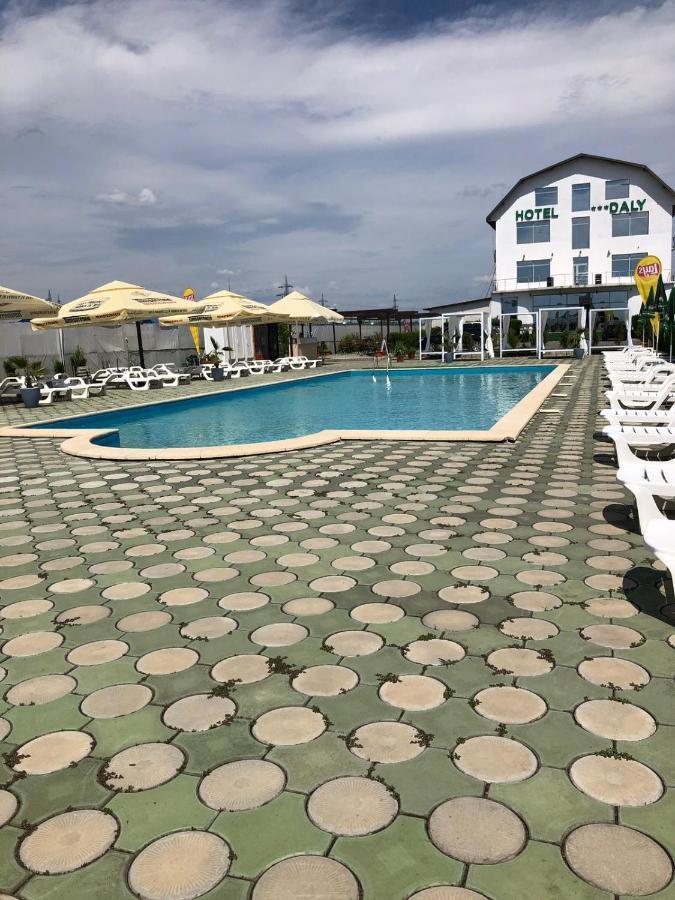 Hotel Daly Ploieşti Kültér fotó
