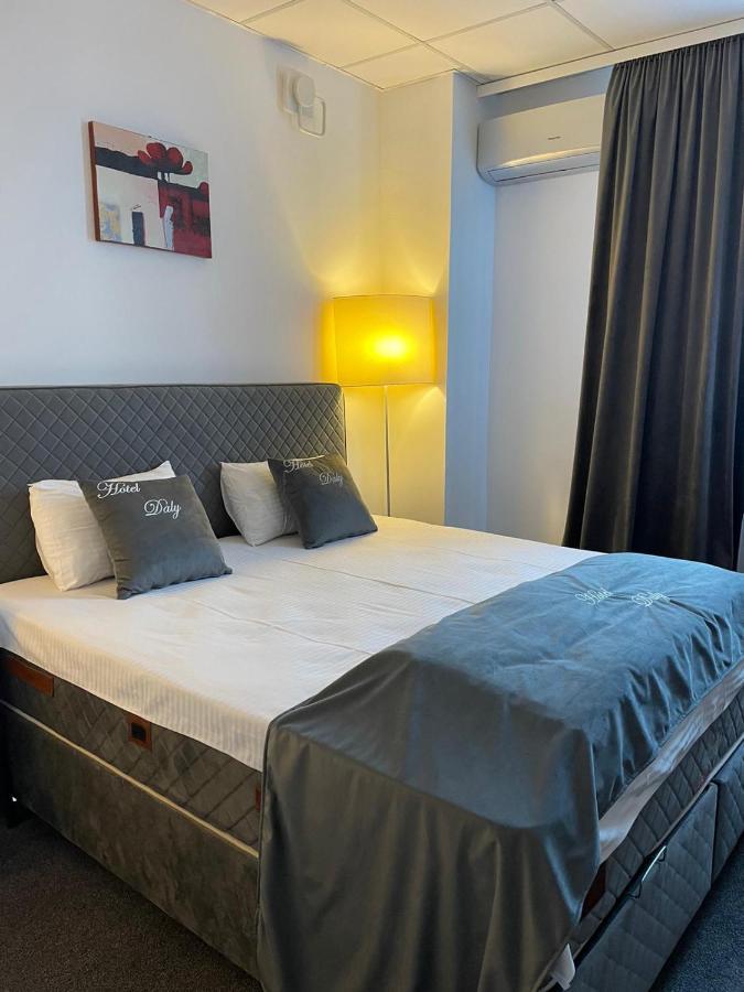 Hotel Daly Ploieşti Kültér fotó