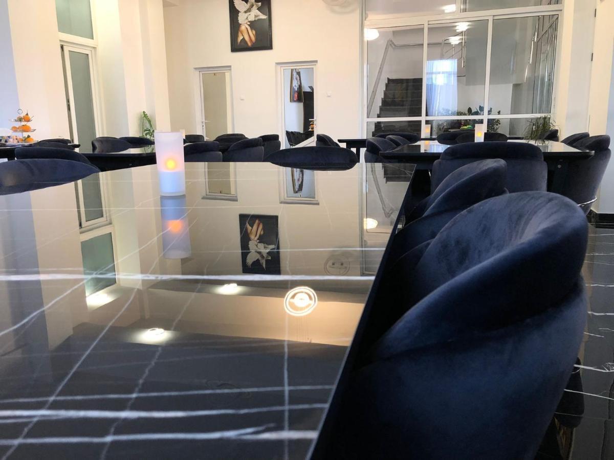 Hotel Daly Ploieşti Kültér fotó