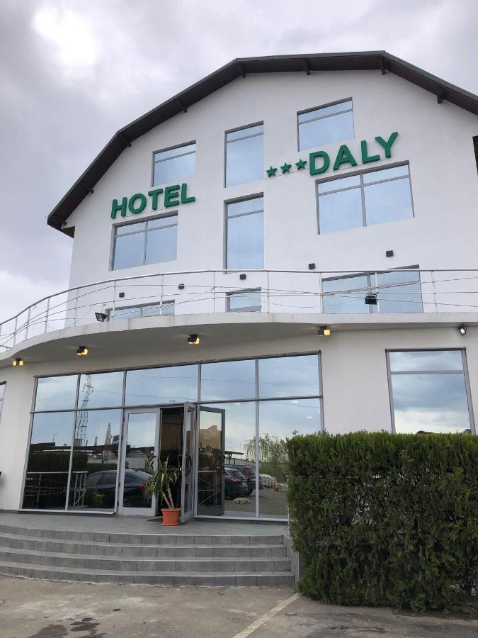 Hotel Daly Ploieşti Kültér fotó