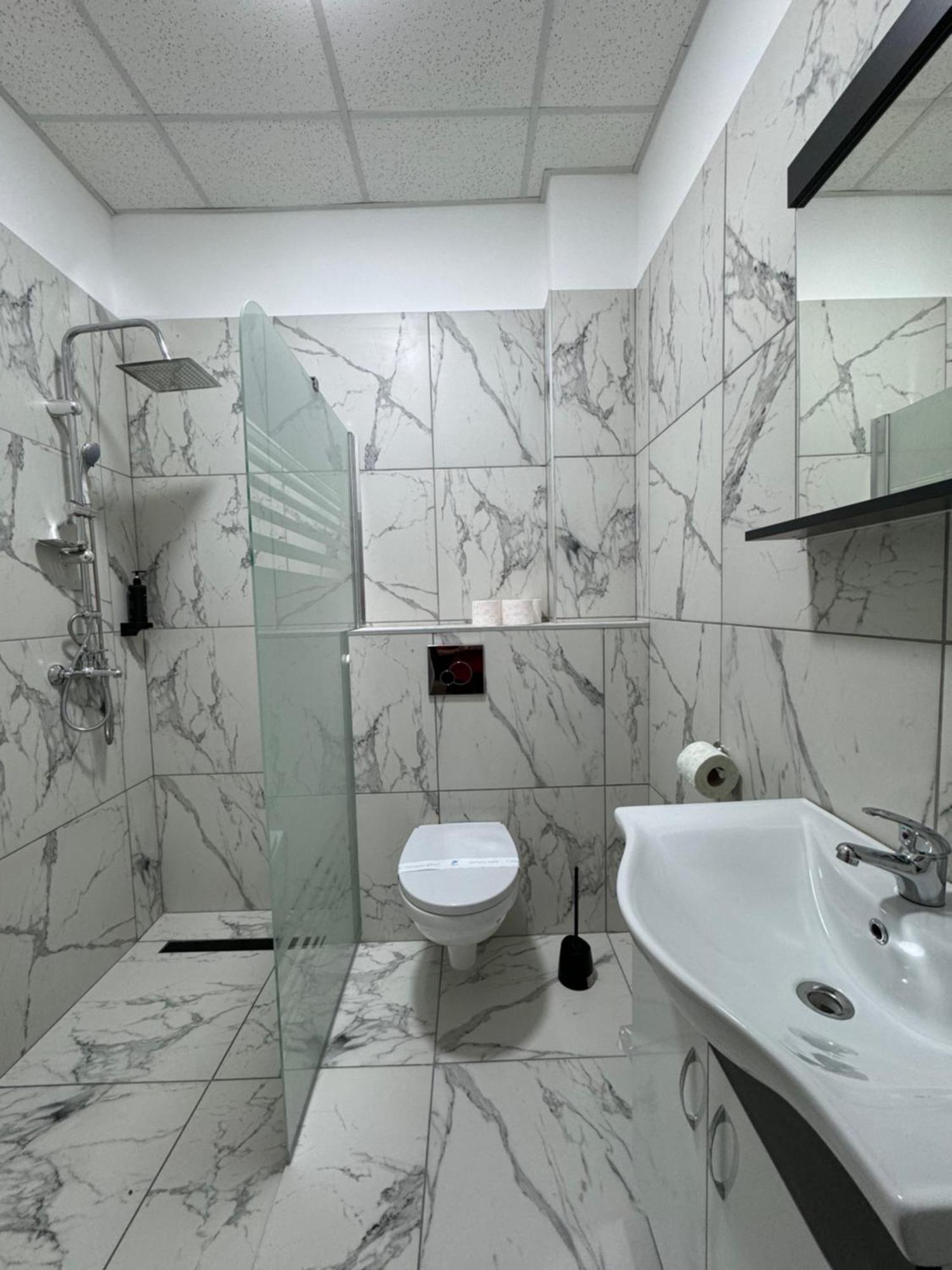 Hotel Daly Ploieşti Kültér fotó