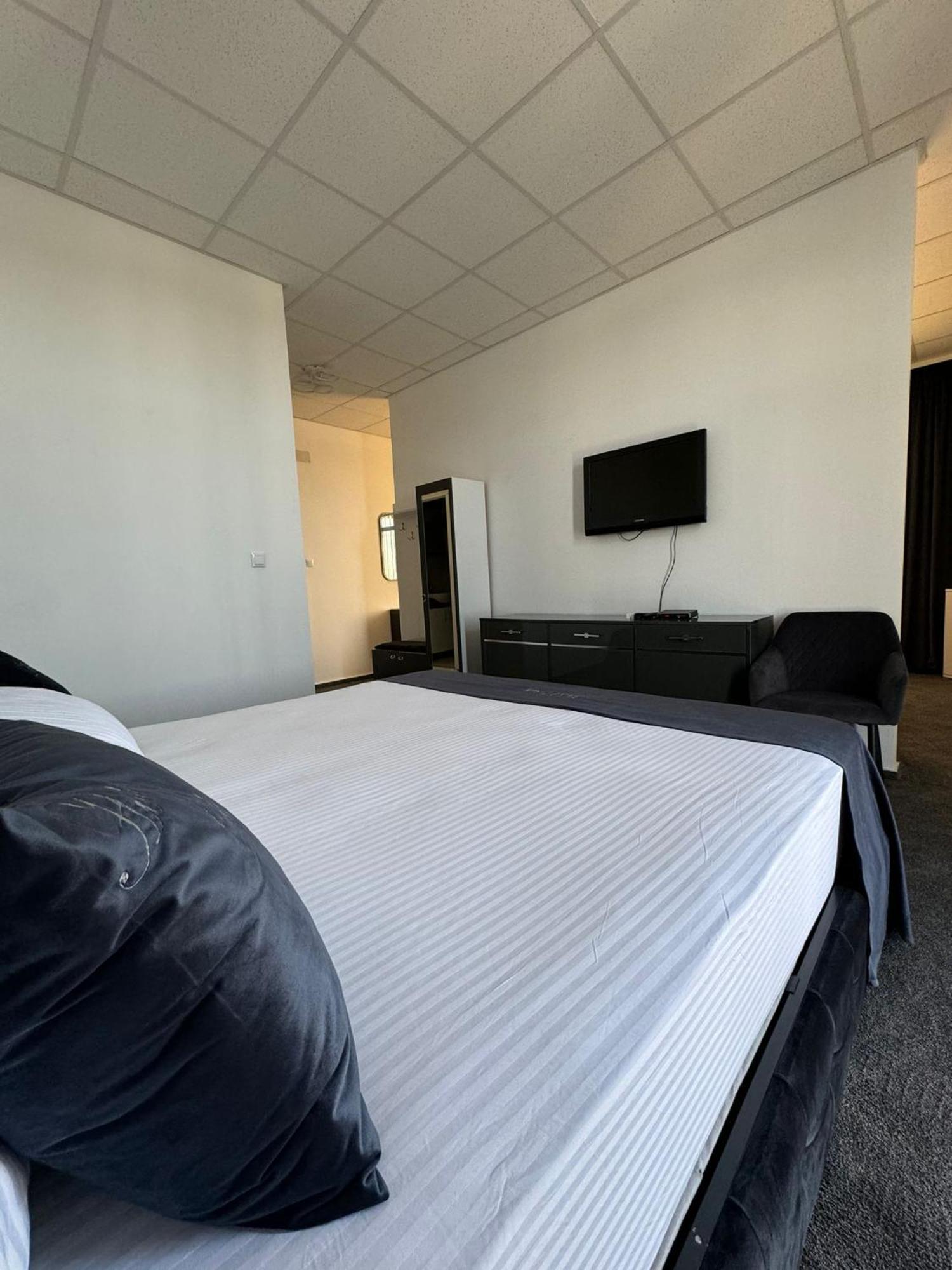 Hotel Daly Ploieşti Kültér fotó