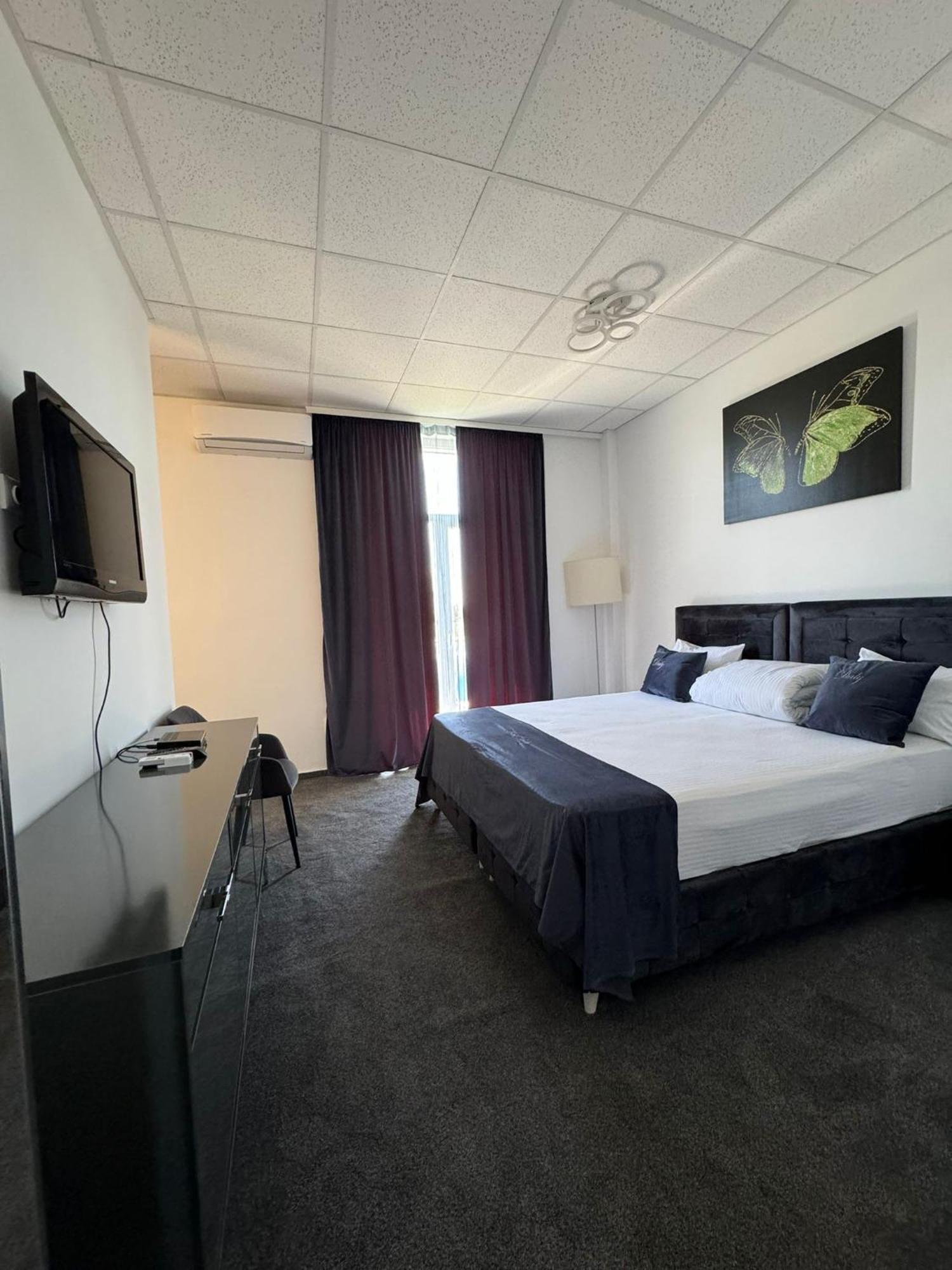 Hotel Daly Ploieşti Kültér fotó